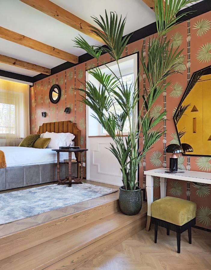 Suite With Private Bathroom At Three Bedroom Interwar Villa Grabyte With Daily Spaces To Share By Pine Forest On The Bank Of The River- 8Min By Car From Old Town 카우나스 외부 사진